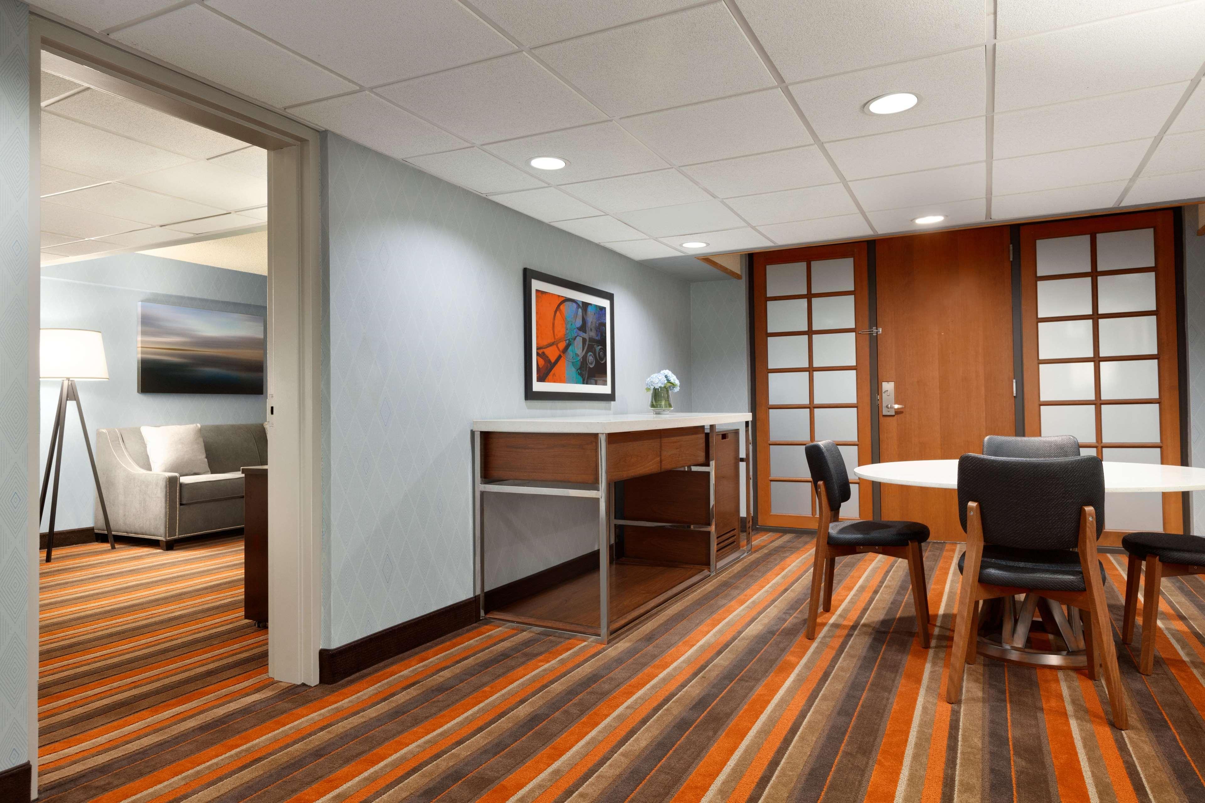 Embassy Suites By Hilton Oklahoma City Will Rogers Airport Exterior foto